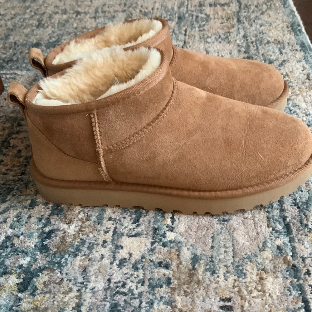 Must go! Worn 2 times ugg ultra mini size 9 women’s